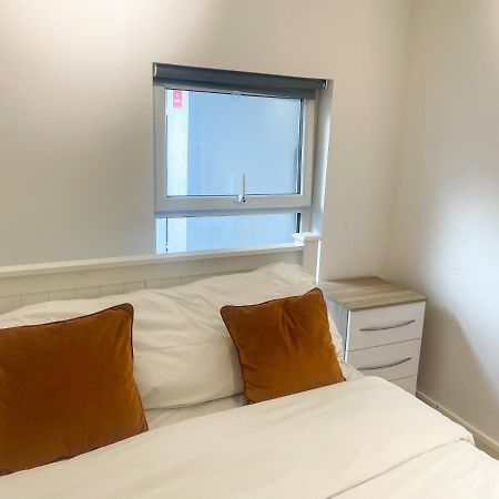 96 Uxbridge Road Apartments Лондон Экстерьер фото