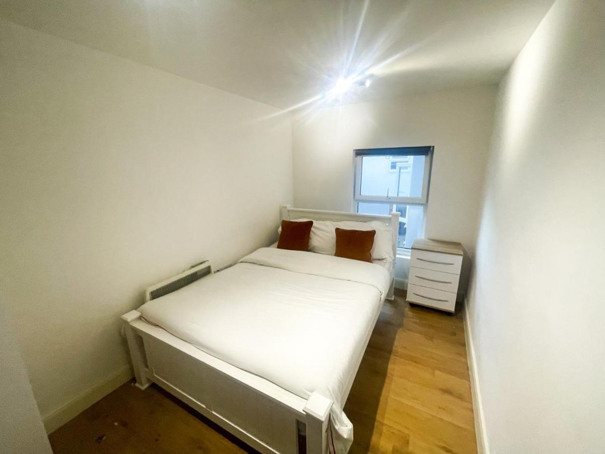 96 Uxbridge Road Apartments Лондон Экстерьер фото