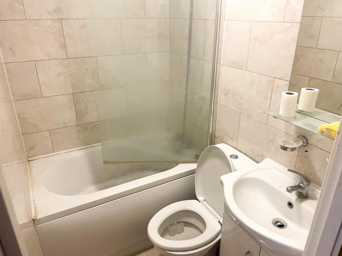 96 Uxbridge Road Apartments Лондон Экстерьер фото
