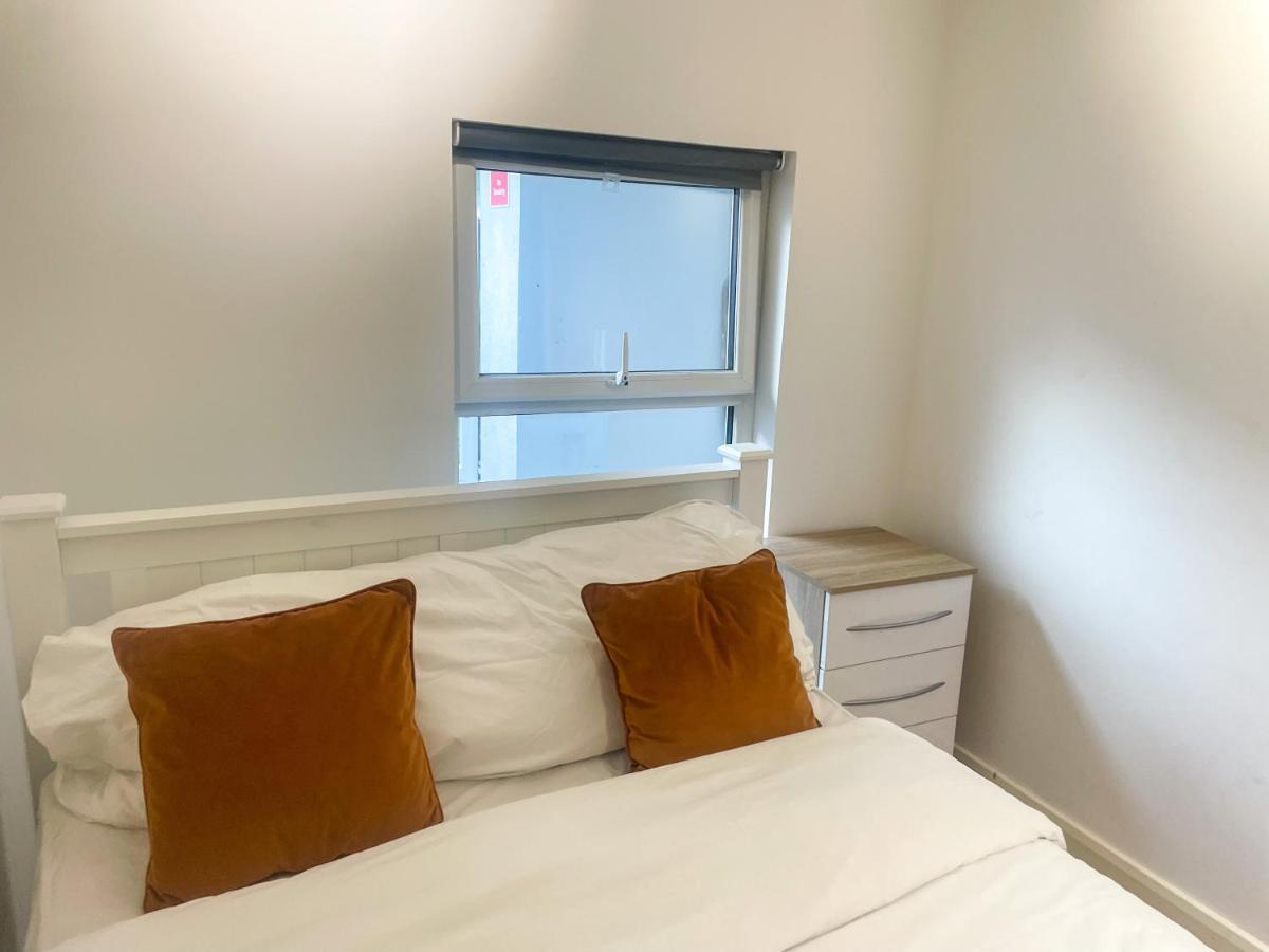 96 Uxbridge Road Apartments Лондон Экстерьер фото
