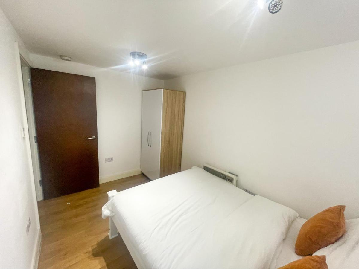 96 Uxbridge Road Apartments Лондон Экстерьер фото