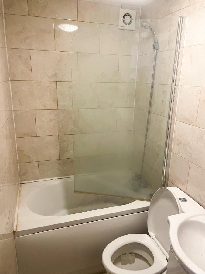 96 Uxbridge Road Apartments Лондон Экстерьер фото